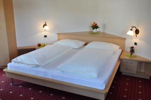 a large bed in a bedroom with two pillows at Trinnerhof in Naz-Sciaves