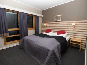 una camera d'albergo con letto e finestra di Lakselv Hotel a Lakselv