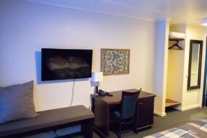 TV a/nebo společenská místnost v ubytování Lakselv Hotel
