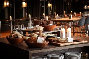 Makanan di atau berdekatan hotel