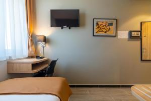 Televízia a/alebo spoločenská miestnosť v ubytovaní Hotel Resurs