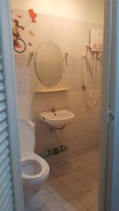 La salle de bains est pourvue de toilettes et d'un lavabo. dans l'établissement JS mansion, à Bangkok