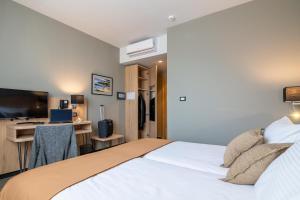Televízia a/alebo spoločenská miestnosť v ubytovaní Hotel Resurs