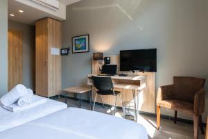 Televízia a/alebo spoločenská miestnosť v ubytovaní Hotel Resurs