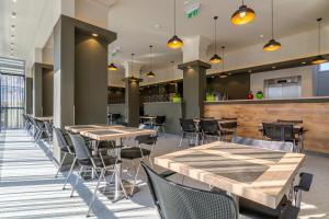 Reštaurácia alebo iné gastronomické zariadenie v ubytovaní Hotel Resurs