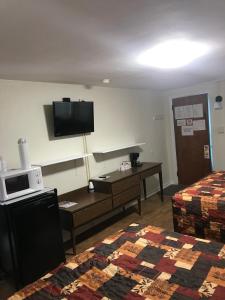 TV a/nebo společenská místnost v ubytování Evergreen Motel
