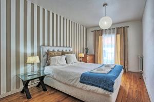 מיטה או מיטות בחדר ב-MyPlaceLisbon - Bairro Alto Apartment