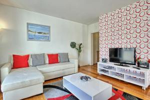un soggiorno con divano e TV di MyPlaceLisbon - Bairro Alto Apartment a Lisbona