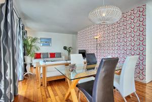 uma sala de jantar com uma mesa e um sofá em MyPlaceLisbon - Bairro Alto Apartment em Lisboa