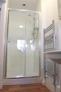 y baño con ducha de cristal y lavabo. en Top Flat en Lincoln