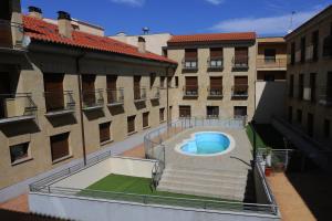 einen Blick über ein Gebäude mit einem Pool im Innenhof in der Unterkunft Apartamentos Turísticos Puente Romano P2 2-A in Salamanca