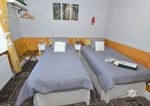 Cette petite chambre comprend 2 lits jumeaux. dans l'établissement Rosedale Bed and Breakfast, à Lyndhurst
