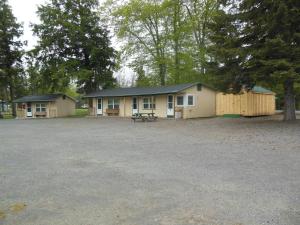 a building with a picnic table in front of it at Evergreen Motel in Oswego