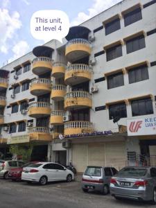 een gebouw waar auto's voor geparkeerd staan bij DT Homestay floor level 4 in Melaka