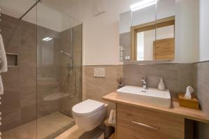 ゴイング・アム・ヴィルデン・カイザーにあるAppartement Ruhstattのシャワー、トイレ、洗面台を備えたバスルーム +19枚の写真