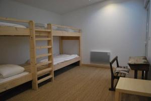 Bunk bed o mga bunk bed sa kuwarto sa Maison de village, charme scandinave