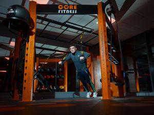 Un uomo in muta in palestra di Claregalway Hotel a Claregalway