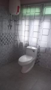 Koupelna v ubytování Vamoose Sinkawli Homestay + 17 fotografií