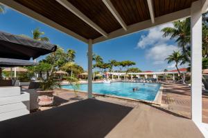 vista para a piscina no resort em Livingstone Jan Thiel Resort em Willemstad