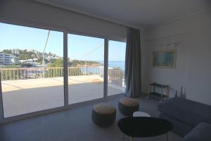 - un salon avec vue sur l'océan dans l'établissement Seaside Renovated Top Floor Apartment, à Saronida