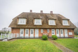 Cette maison ancienne est dotée d'un toit de chaume. dans l'établissement Watthüs OG, à Morsum
