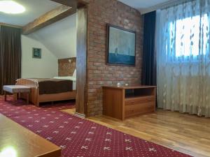 Habitación de hotel con cama y espejo en Villa Vodno en Skopje