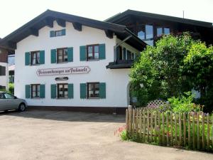 ein Gebäude mit einem Zaun davor in der Unterkunft Ferienwohnung am Frohmarkt in Oberstdorf