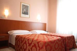 een hotelkamer met 2 bedden en een raam bij Hotel Garden in Milaan