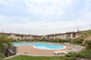 Bazén v ubytovaní Il Giardino di Laura - Sirmione alebo v jeho blízkosti
