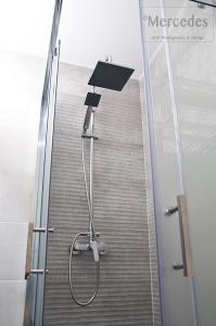 - Baño con ducha junto a una escalera en Beautiful Apartment with Balcony and pool., en Torremolinos