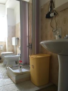 łazienka z umywalką i toaletą w obiekcie Casa Salvaggio w mieście Grotte +17 zdjęć