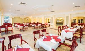 Restoran või mõni muu söögikoht majutusasutuses Obelisk Nile Hotel Aswan
