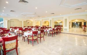 Restoran või mõni muu söögikoht majutusasutuses Obelisk Nile Hotel Aswan