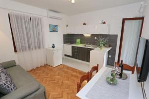 Kuchyňa alebo kuchynka v ubytovaní Apartments Romansa + 37 fotografií
