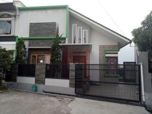 dom z czarną bramą przed nim w obiekcie Homestay Syariah Cileunyi, Bandung Timur w mieście Bandung