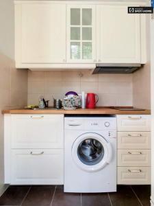 ブダペストにあるDob15 Small Apartmentの白いキッチン(洗濯機付)