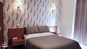 Postel nebo postele na pokoji v ubytování Hotel Frejus