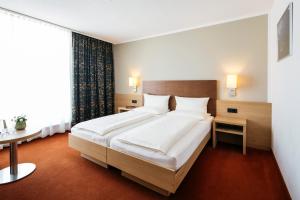 Postel nebo postele na pokoji v ubytování Hotel Gasthof Lamm