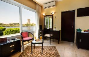 Rõdu või terrass majutusasutuses Obelisk Nile Hotel Aswan