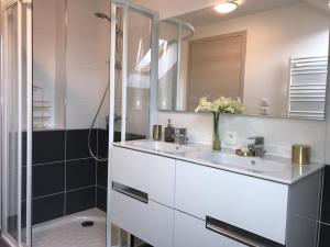 Koupelna v ubytování Appartement pieds dans l'eau + 21 fotografií
