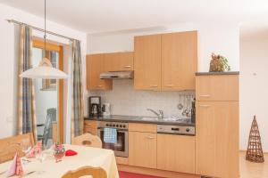 A kitchen or kitchenette at Appartements Fortuna