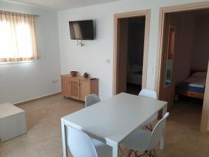 Maya Apartments的电视和/或娱乐中心