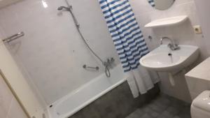 a bathroom with a shower and a sink and a toilet at HELIOS, met Zonnig TERRAS, eigen KEUKEN, Verwarmd Binnen-ZWEMBAD, Nabij Dorp, Duinen, Strand en Vuurtoren in Hollum +46 photos