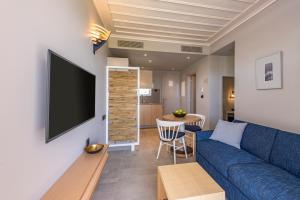 Televízia a/alebo spoločenská miestnosť v ubytovaní Hapimag Resort Porto Heli