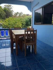 a dining room table and chairs on a patio at Bann Pa Su (บ้านป้าสุ) in Ko Larn