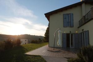 a white house with the sun setting behind it at Agriturismo Terra dei Falchi in Castilenti