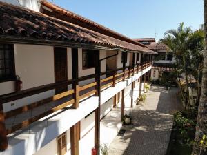 an empty corridor of a building with a pathway at Pousada Agua Viva in Abraão