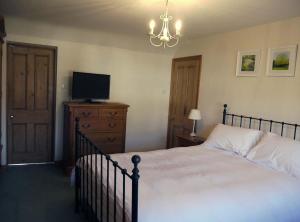 เตียงในห้องที่ One Pelham Grove Bed & Breakfast