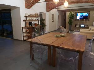 - une salle à manger avec une table et des chaises en bois dans l'établissement La Cense Pierrot des Princes, à Saint-Amand-les-Eaux