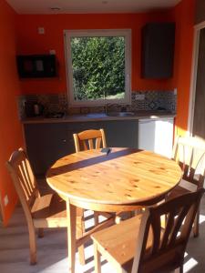 Chalet "Les Gobelins" في بيامبونت: طاولة وكراسي خشبية في مطبخ مع نافذة